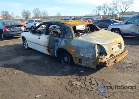 1999 Lincoln Town Car Signature z USA, uszkodzony, nr VIN 1LNHM82W6XY661594